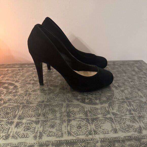 Steve Madden Remmedy Black Suede Pumps - Picture 2 of 12